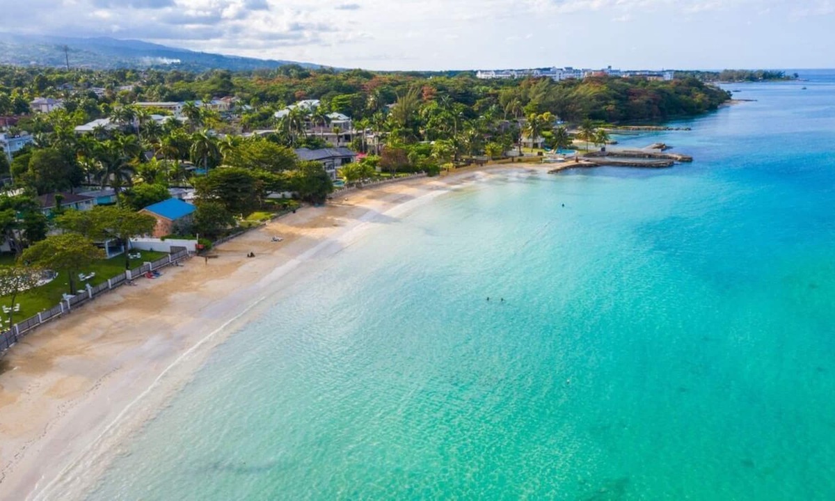 Mammee Bay Villa | Four Winds 5-BEACHFRONT, TENNIS, LUXURY, SNORKELING! OCHO RIOS! FULLY STAFFED!