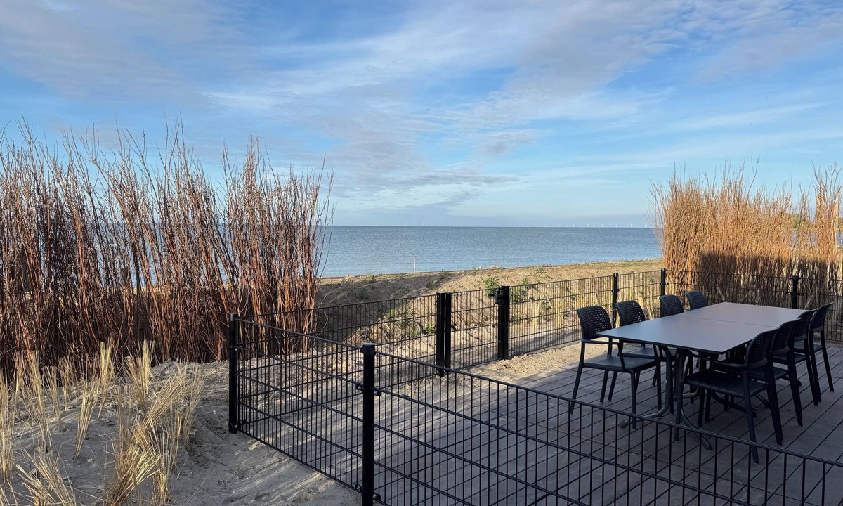 Enkhuizen House | Front row - with fence & Airco - Premium BeachHouse panorama deck