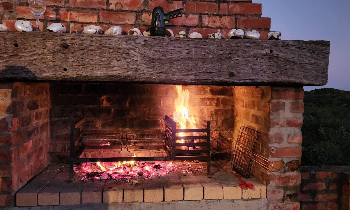Betty's Bay House | FULLY EQUIPPED SEA FRONT HOLIDAY HOUSE Ground floor Fireplace, Braai area