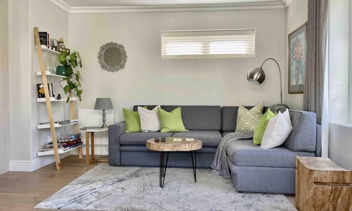 Constantia Cottage | Garden Cottage in tranquil leafy Constantia with Solar backup