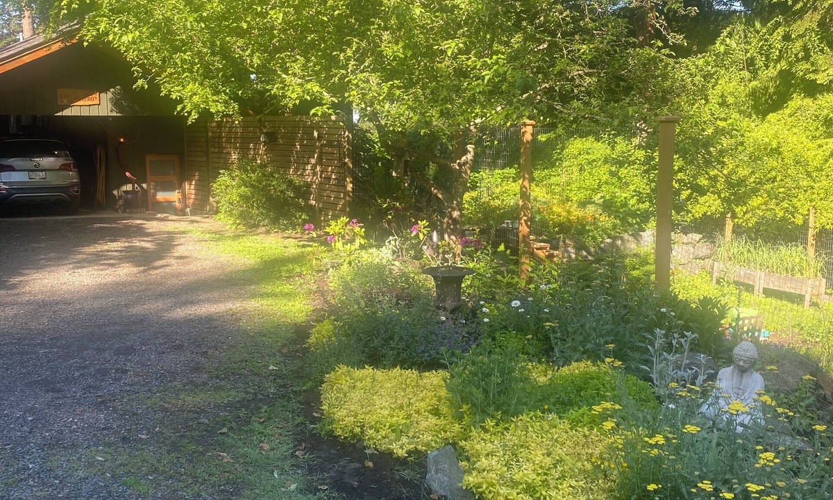 Bowen Island House | Garden suite at Casa Helena pet friendly Lisence#00000705