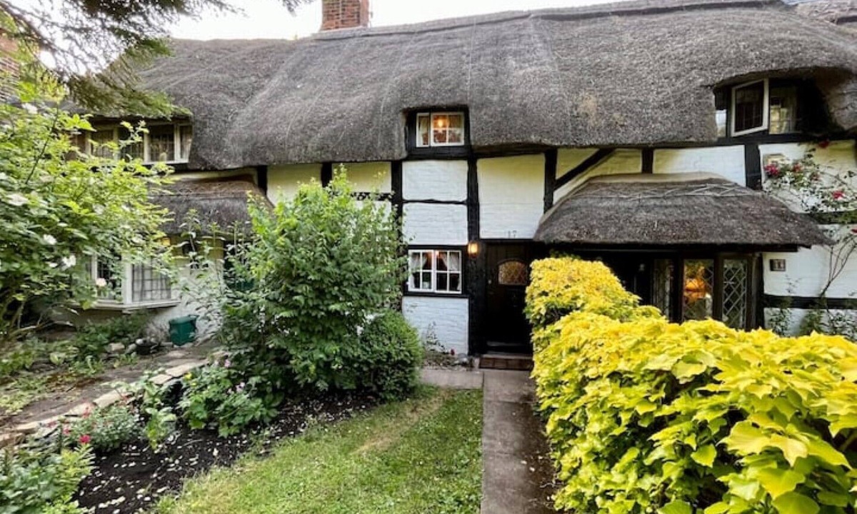 Shottery Cottage | Historical Thatcher Roof Cottage Hathaway Hamlet