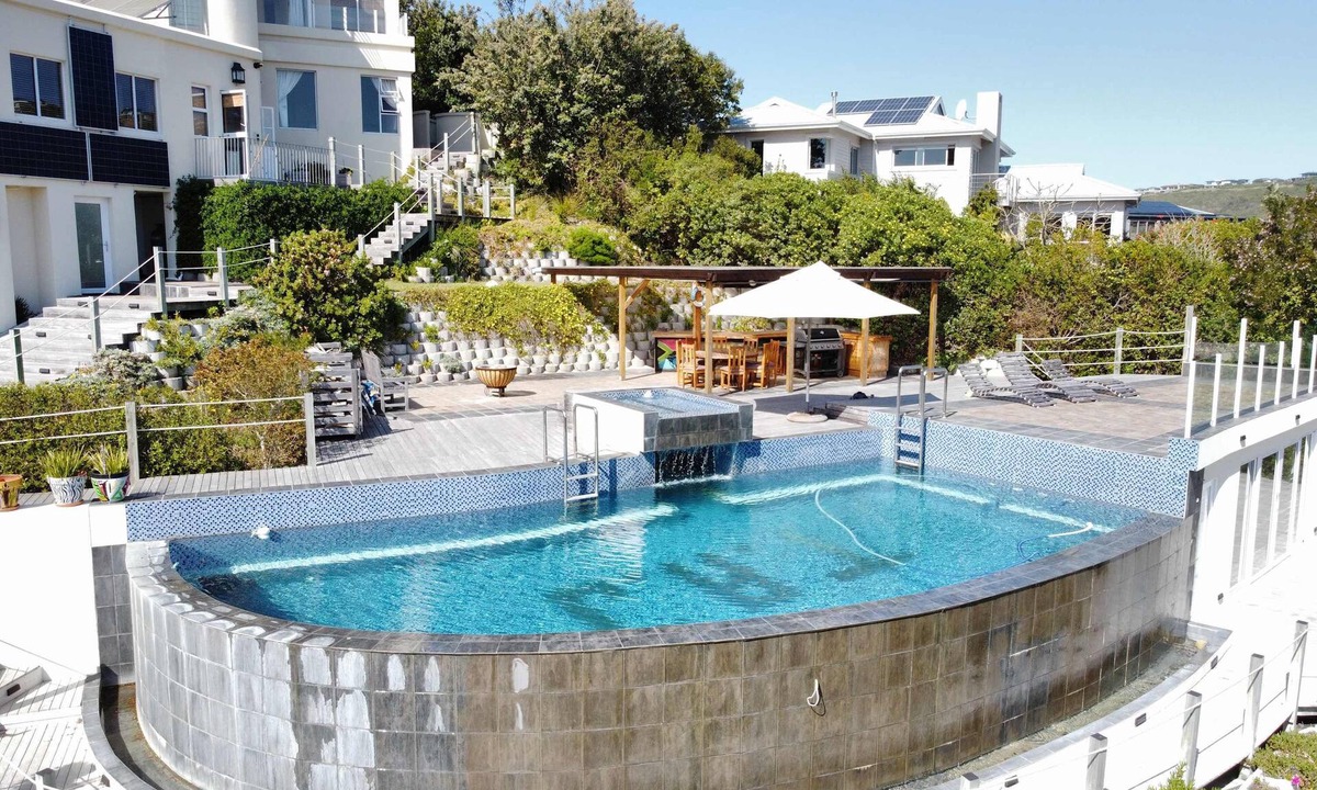Robberg Beach Villa | Gemini Villa | Solar Powered, Pool & Near Beach