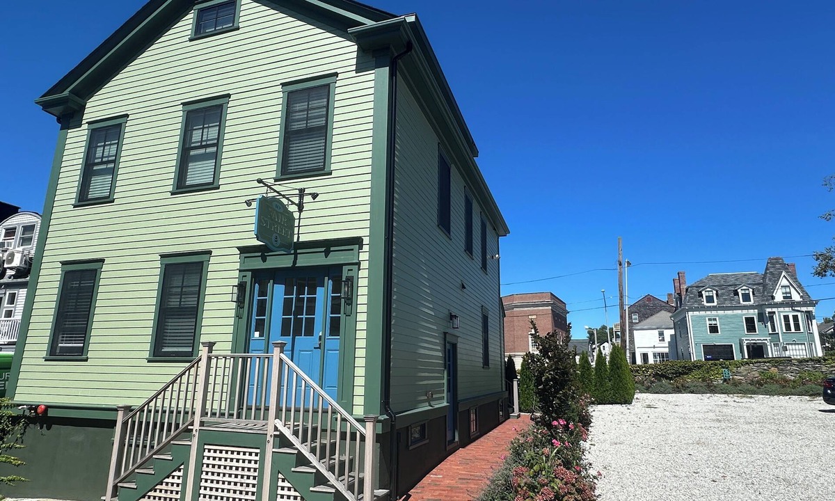Yachting Village House | Get ready for the ultimate Newport adventure in this stunning renovated whole house right off Historic Thames Street! 6BR/6 queens + pull-outs (sleeps 16), 2 full kitchens, private deck