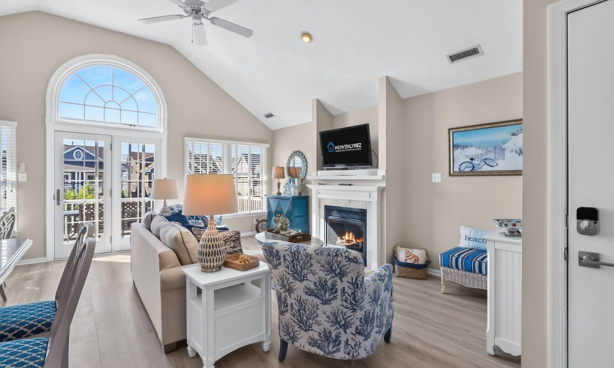 Gold Coast Condo | Gold Coast 3BR Condo w/Rooftop Deck & Garage,Sleeps 6