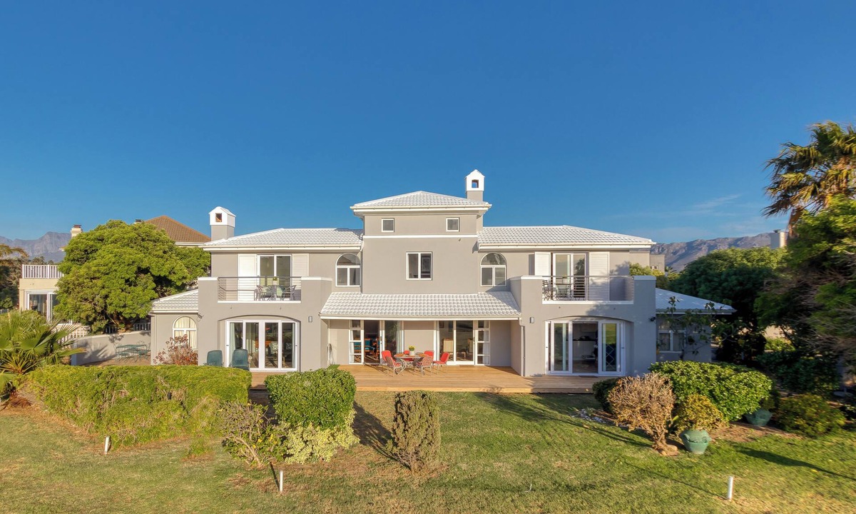 Strand House | Golf at the beach.