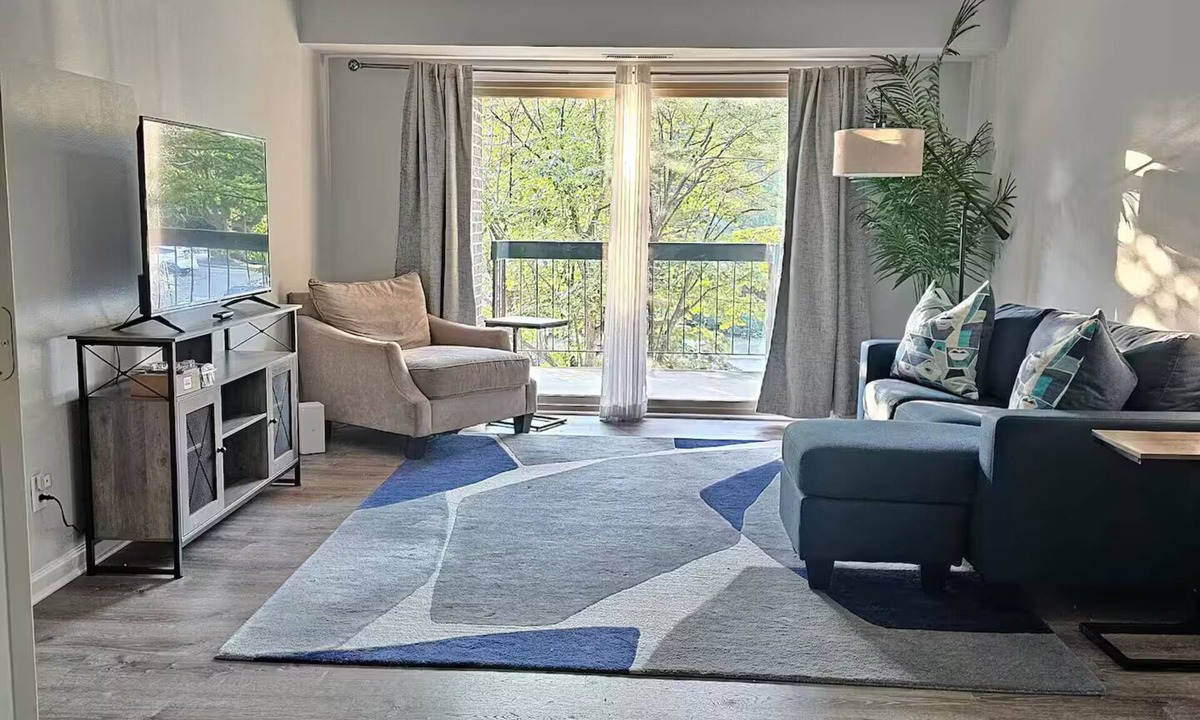 Gaithersburg Condo | Gorgeous 1-Bedroom + Den 2nd Floor Condo in Gaithersburg