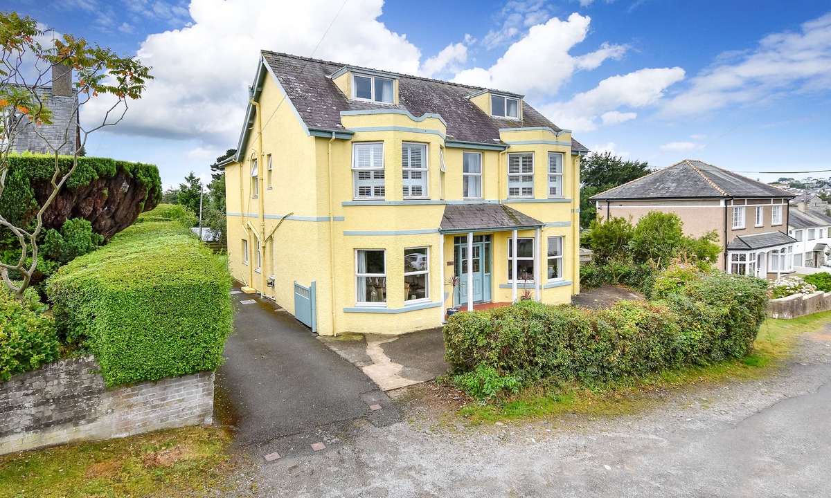 Abersoch House | GORGEOUS SPACIOUS FAMILY HOUSE IN THE CENTRE OF ABERSOCH WITH BEACH HUT!