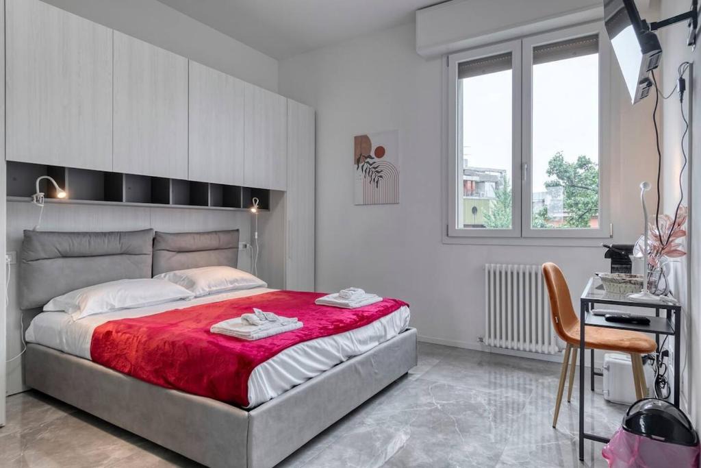 San Donato-San Vitale Apartment | Grand 6 Bedroom Central Apartment 4 Baths & 1 Parking