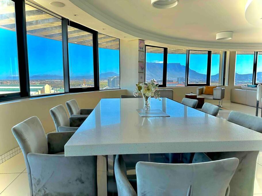 Century City Apartment | Grand Penthouse/Backup Power/Stunning