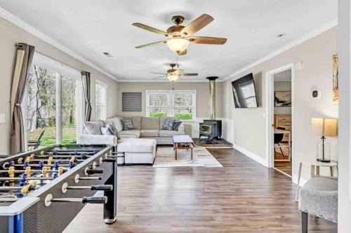 Greensboro Apartment | Greensboro Get-together, K Bed, Secret Playroom, central location