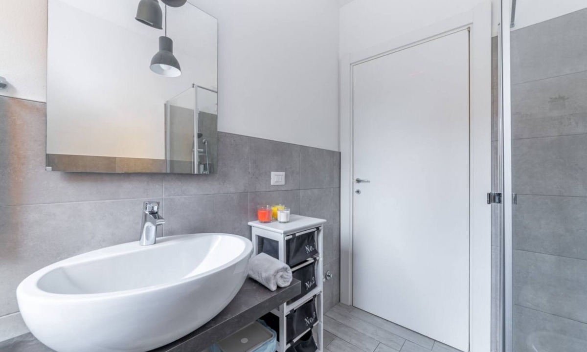 San Leonardo Apartment | GuestHost - Apartment located on the first floor of a building with a lift (NOT suitable for the disabled).In 73 square meters of space, it comfortably accommodates 6 people with a double bedroom, a second with two single beds and a double sofa bed in th