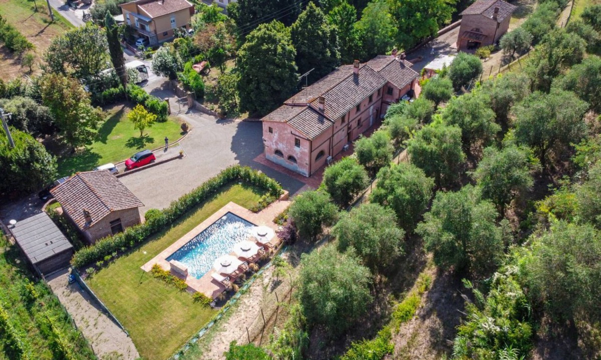 Palaia Villa | GuestHost - Enchanting villa located within an agricultural estate on the Tuscan hills, surrounded by nature and with a breathtaking view of the surrounding countryside. The property, equipped with private outdoor parking, outdoor swimming pool, gym area