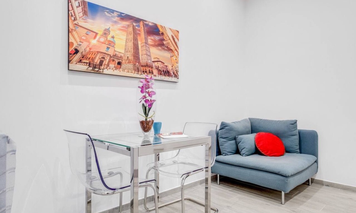 Bolognina Apartment | GuestHost - Just outside the center it is in a quiet and convenient position even for those who reach Bologna by car.The apartment is on the raised ground floor without a lift.About 30 square meters large on one floor. There are 3 windows that all overlo