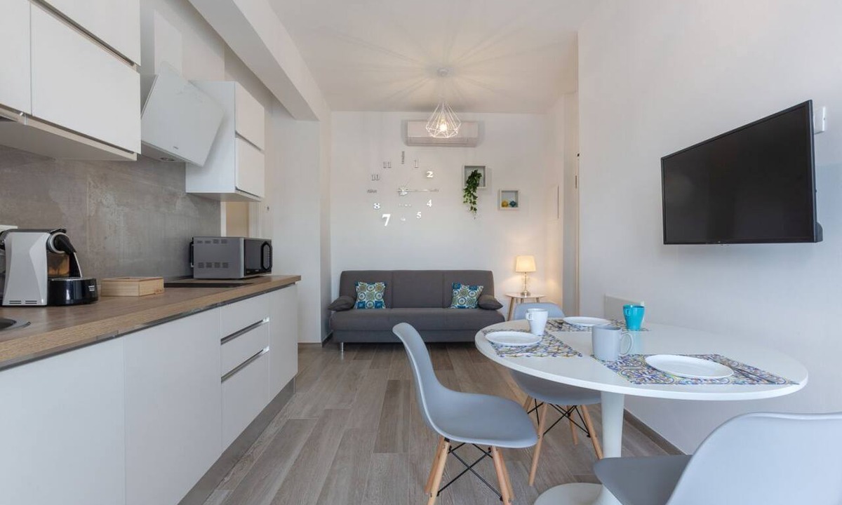 Bolognina Apartment | GuestHost - Modern apartment located on the second floor of a building, equipped with a lift (to access it you have to climb 6 steps)45 sqm apartment, with bedroom and bathroom. The whole house is equipped with an internet connection.Essential services s