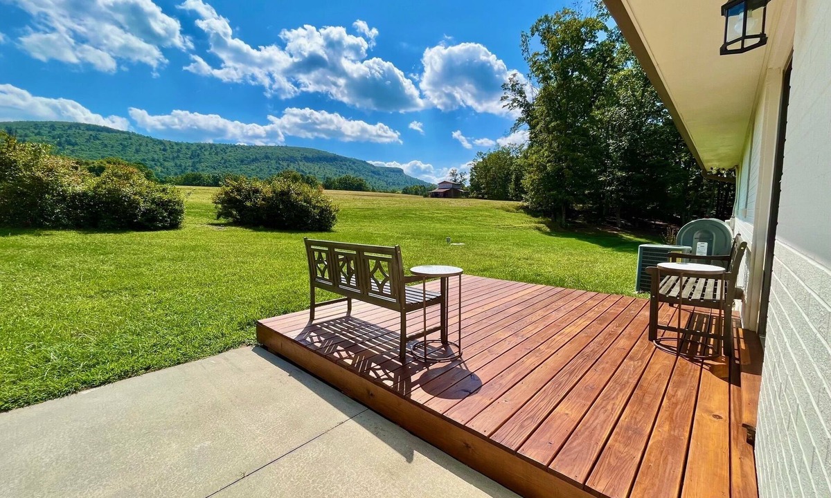 Stokes Cottage | Hanging Rock in the Backyard! Renovated Cottage 1 minute to park entrance