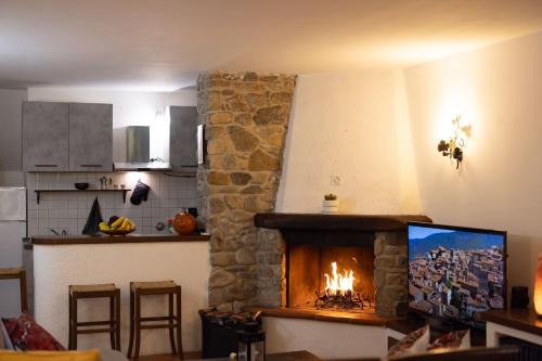Casellina Apartment | Happy Hen Garden Suite