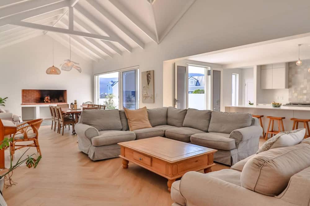 Westcliff Apartment | Haven at Drake's Cove | Secure family home | pool