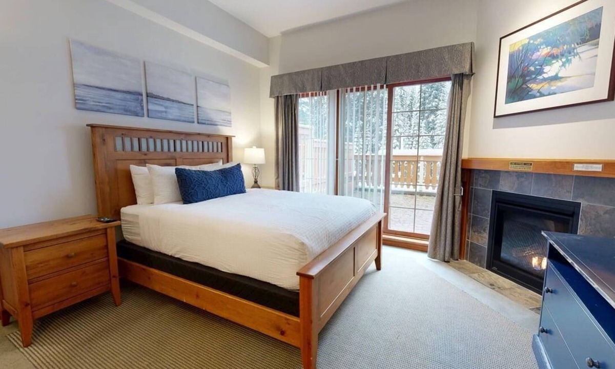 Sun Peaks Hotel | Hearthstone Lodge #201