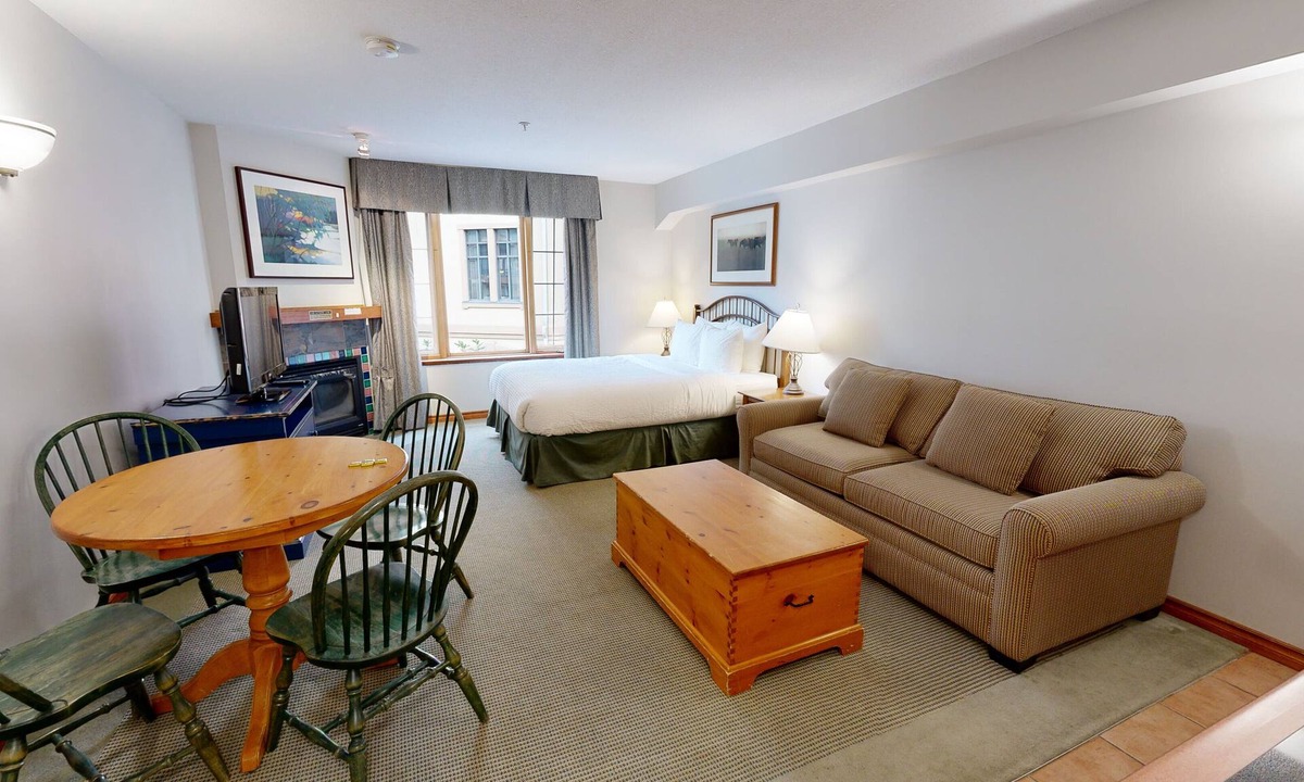 Sun Peaks Hotel | Hearthstone Lodge #308