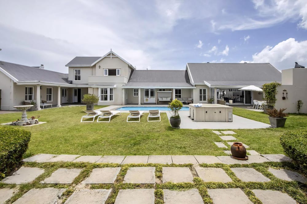 Vermont Apartment | Heaven's Gate - Pool | Jacuzzi | Lush garden