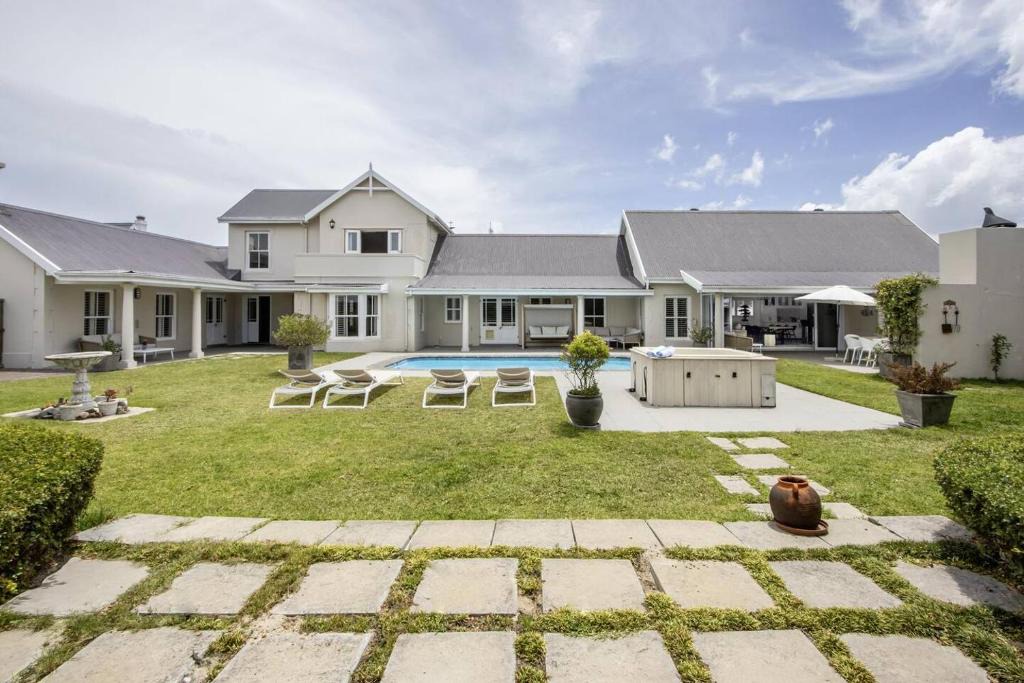 Vermont Apartment | Heaven's Gate - Pool Jacuzzi Lush Garden