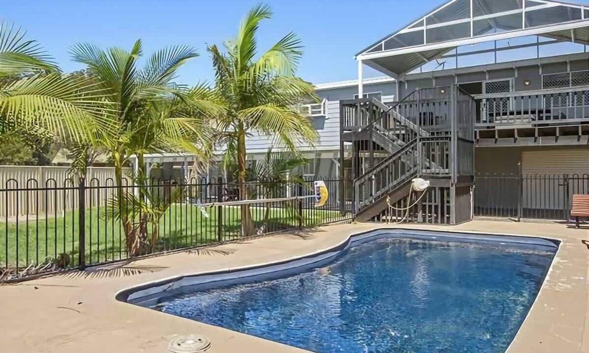 Maloneys Beach House | Hibiscus Close Beach Front Living