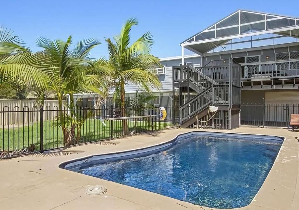 Maloneys Beach House | Hibiscus Close Beach Front Living