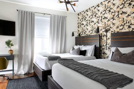 Hillsboro West End House | Hillsboro Village Rooftop Retreat with City Views, Sleep 12 with Gourmet Kitchen, Smart TVs & Garage, Walk to Vanderbilt, Pancake Pantry and Boutique Shopping, Minutes to Broadway, 12 South and The Parthenon, Perfect for Groups, 24Hr Hospitality