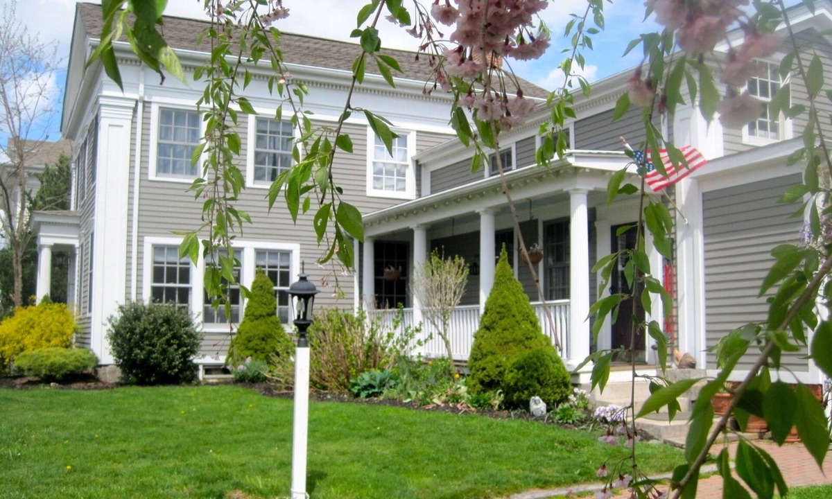 Mystic House | Historic Sea Captains Home in Downtown Mystic, Walk everywhere, Pet Friendly!