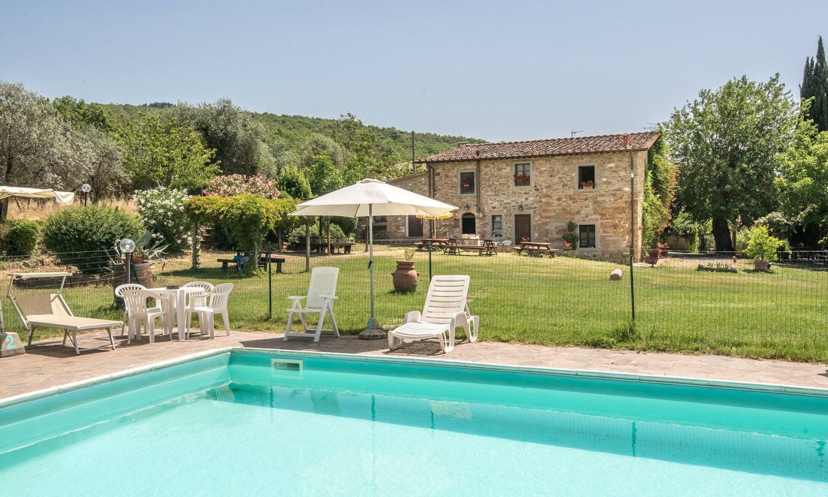 Castiglion Fibocchi Apartment | Holiday Apartment 'Monolocale Saraceno' with Pool, Garden & Wi-Fi