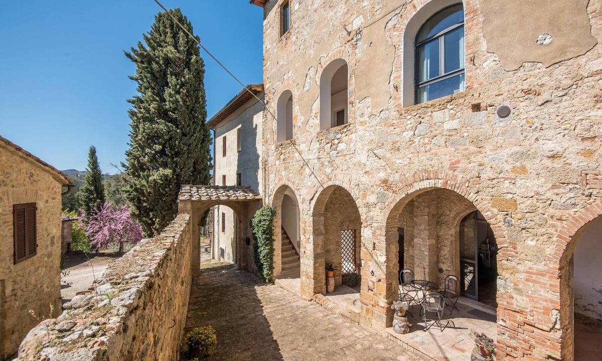 Colle di Val d'Elsa Apartment | Holiday Apartment "Arianna" with Terrace & Wi-Fi