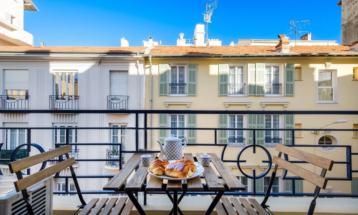 Les Baumettes Apartment | Holiday Apartment "Sea View" near Beach with Balcony & Wi-Fi
