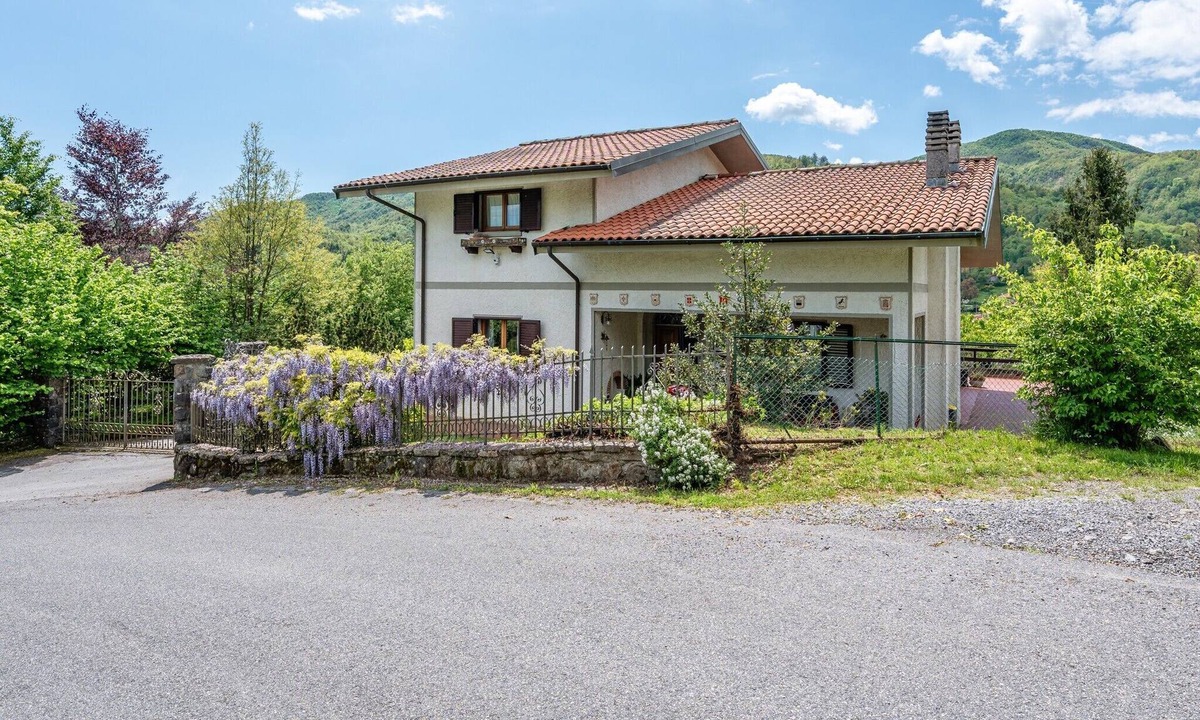 Bardalone House | Holiday Home 'Lolli' with Private Terrace, Private Garden and Wi-Fi