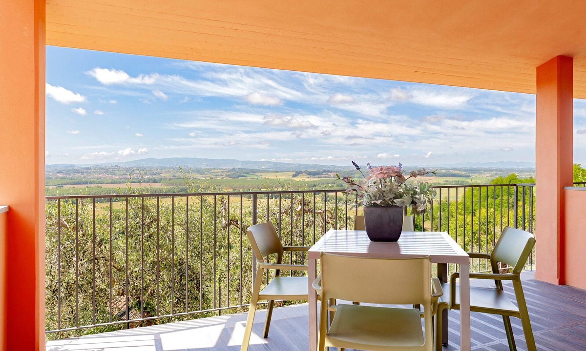 Treggiaia House | Holiday Home 'Appartamento Il Nespolo' with Private Terrace, Wi-Fi & Air Conditioning