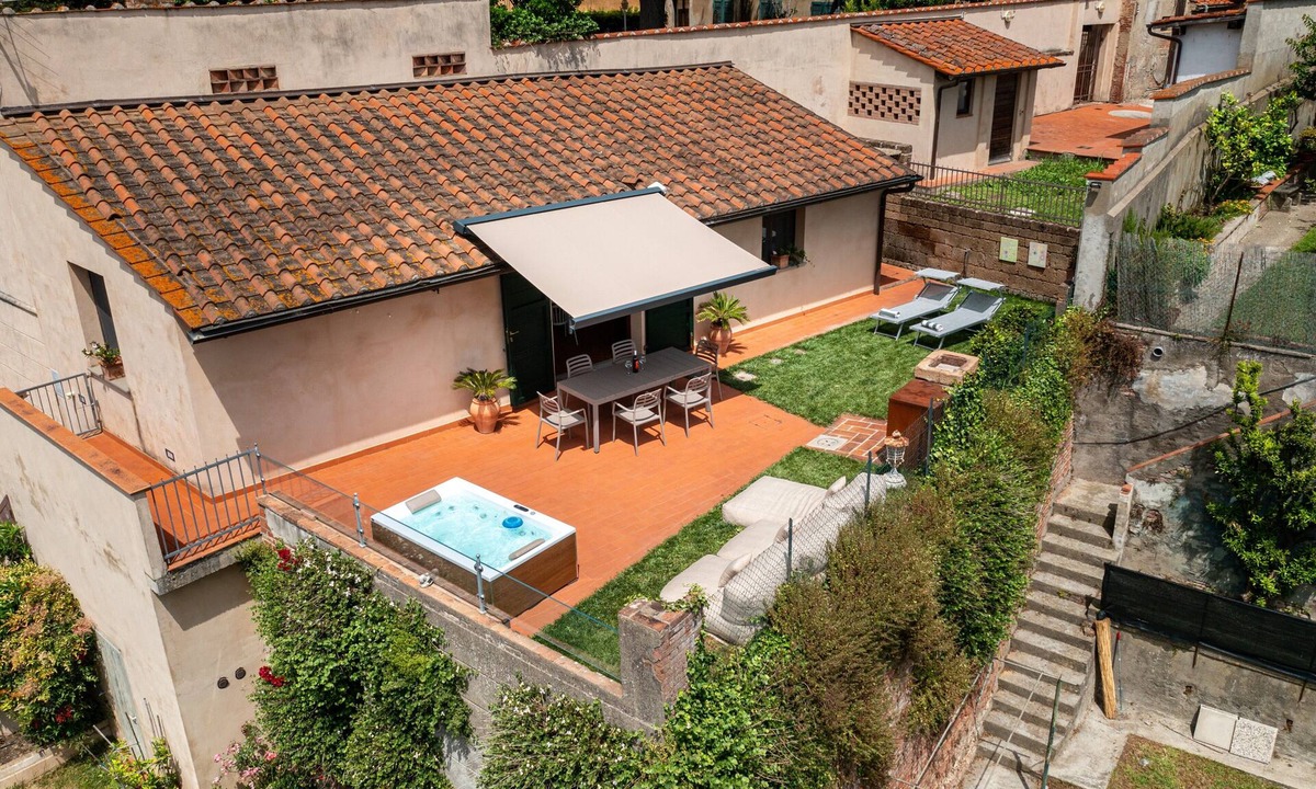 Palaia House | Holiday Home 'Casa Conte Martini' with Shared Pool, Wi-Fi and Air Conditioning