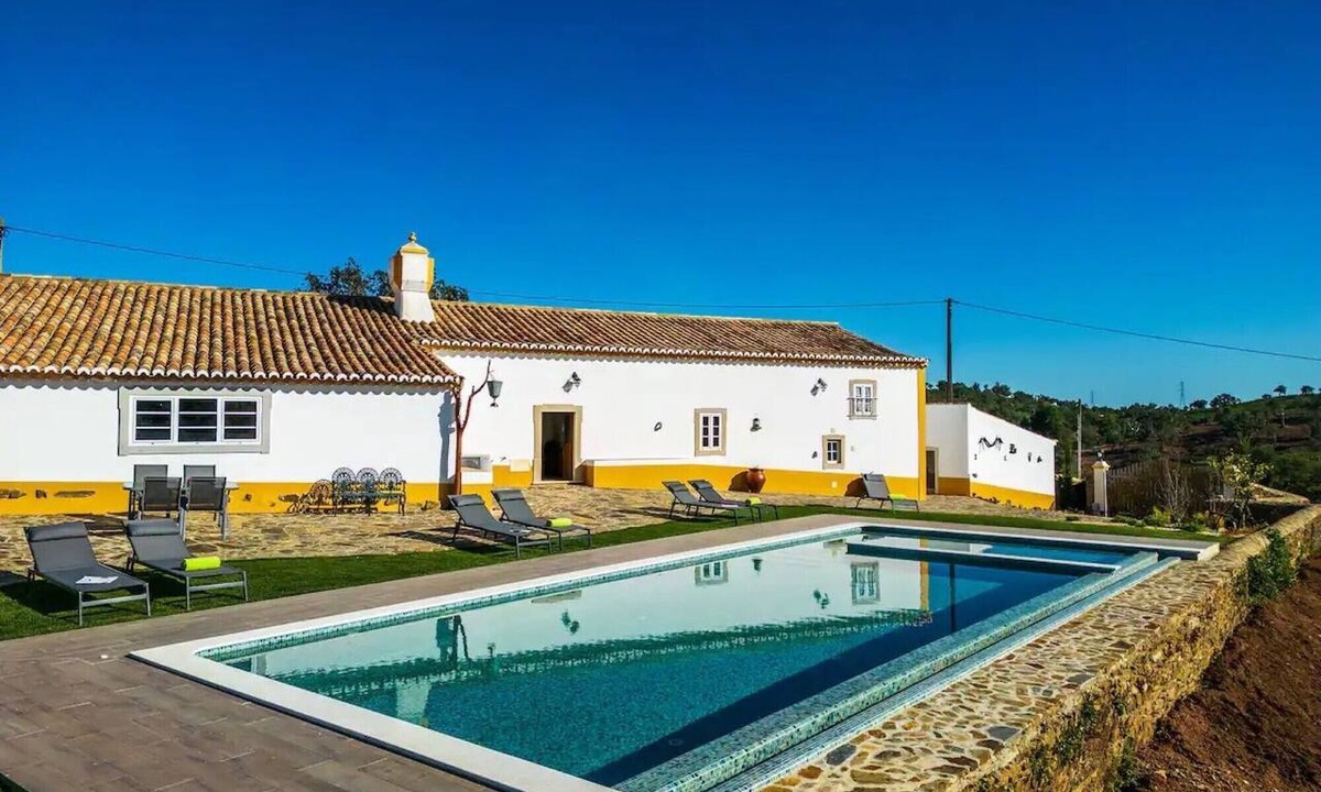 Loule House | Holiday Home 'Casa Do Avô - Vale Luís Neto' with Mountain View, Wi-Fi and Air Conditioning