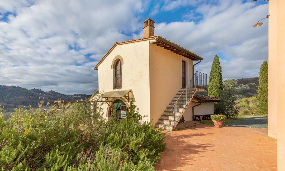 Toiano House | Holiday Home 'Cottege' with Shared Pool, Private Terrace and Wi-Fi