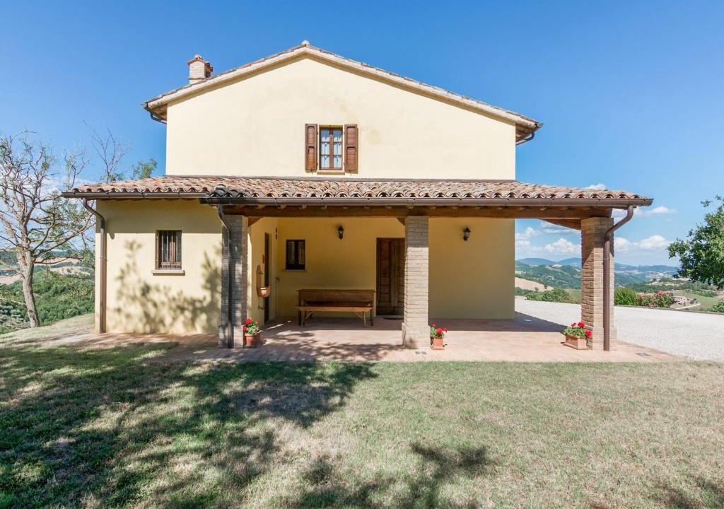 Urbania House | Holiday Home in Urbania with Hill Views