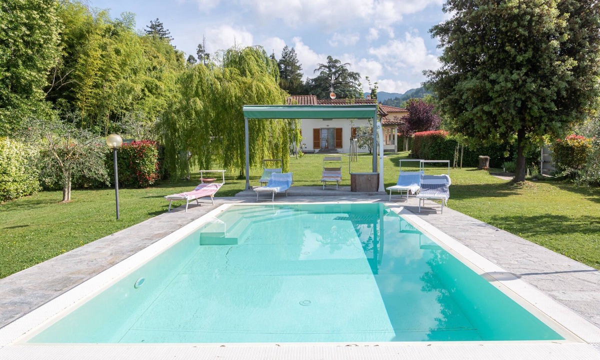 Borgo San Lorenzo House | Holiday Home 'Villa Moderna Resort' with Private Pool, Wi-Fi and Air Conditioning