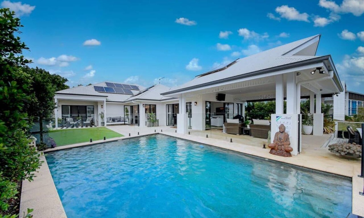 Parrearra Villa | Holiday House canals in Parrearra waterfront