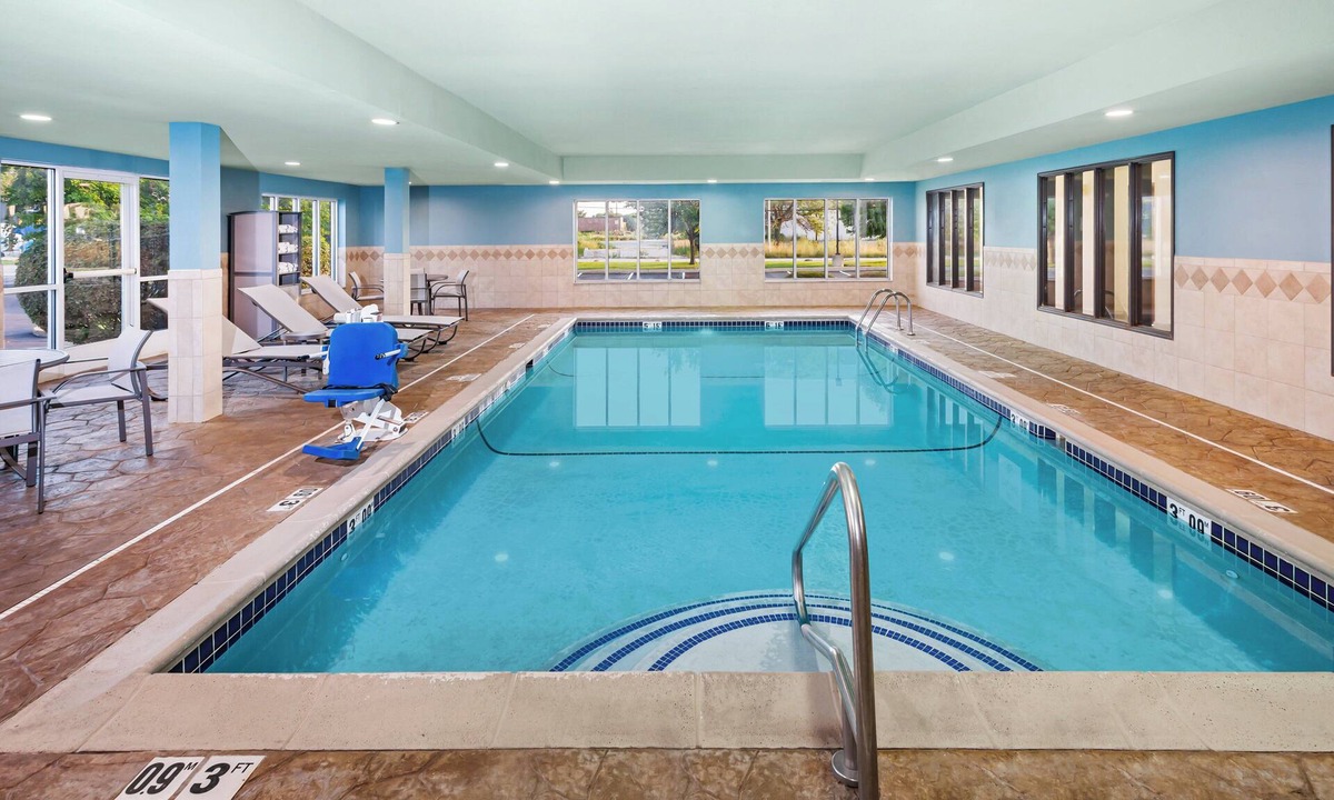 Lansing Hotel | Holiday Inn Express Hotel & Suites Chicago South Lansing by IHG