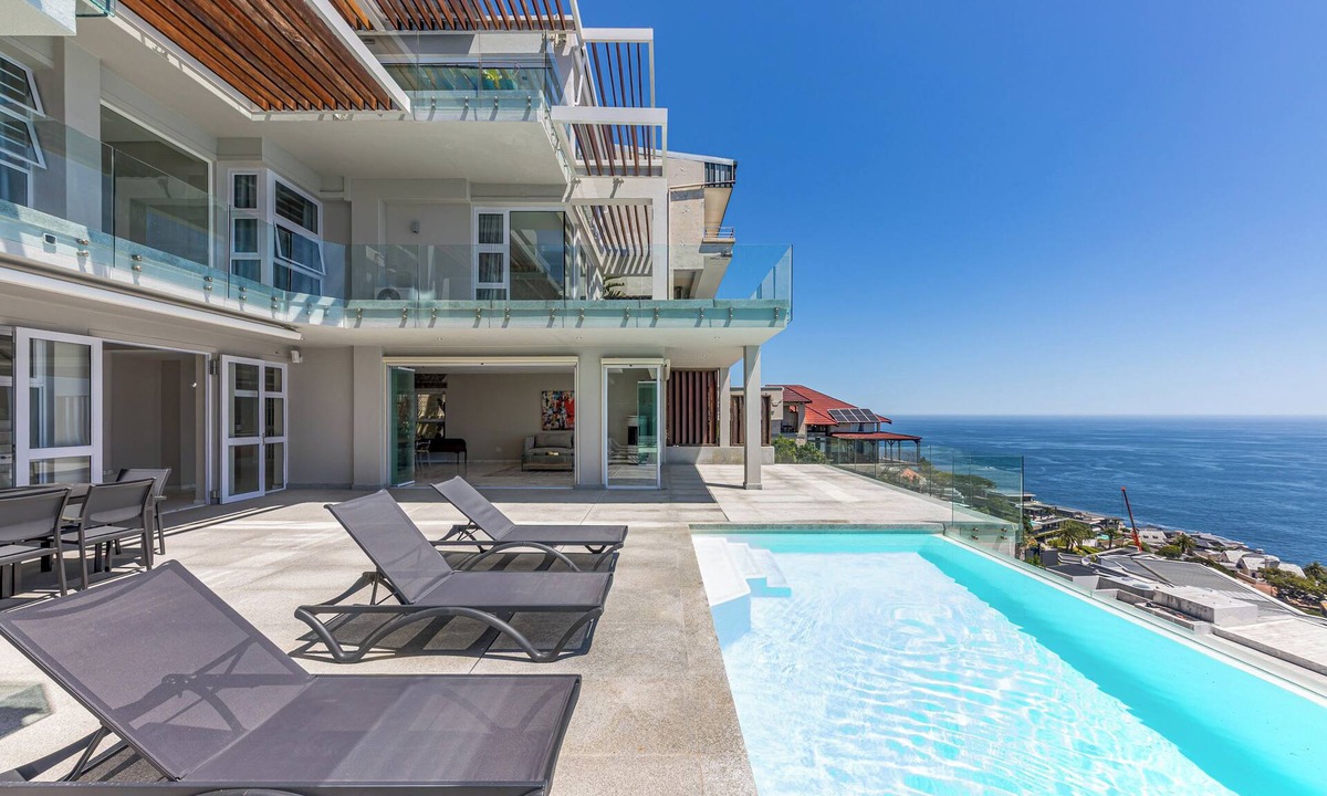 Cape Town Villa | Holiday living in this incredible spacious 6 bedroom villa, boasting epic views