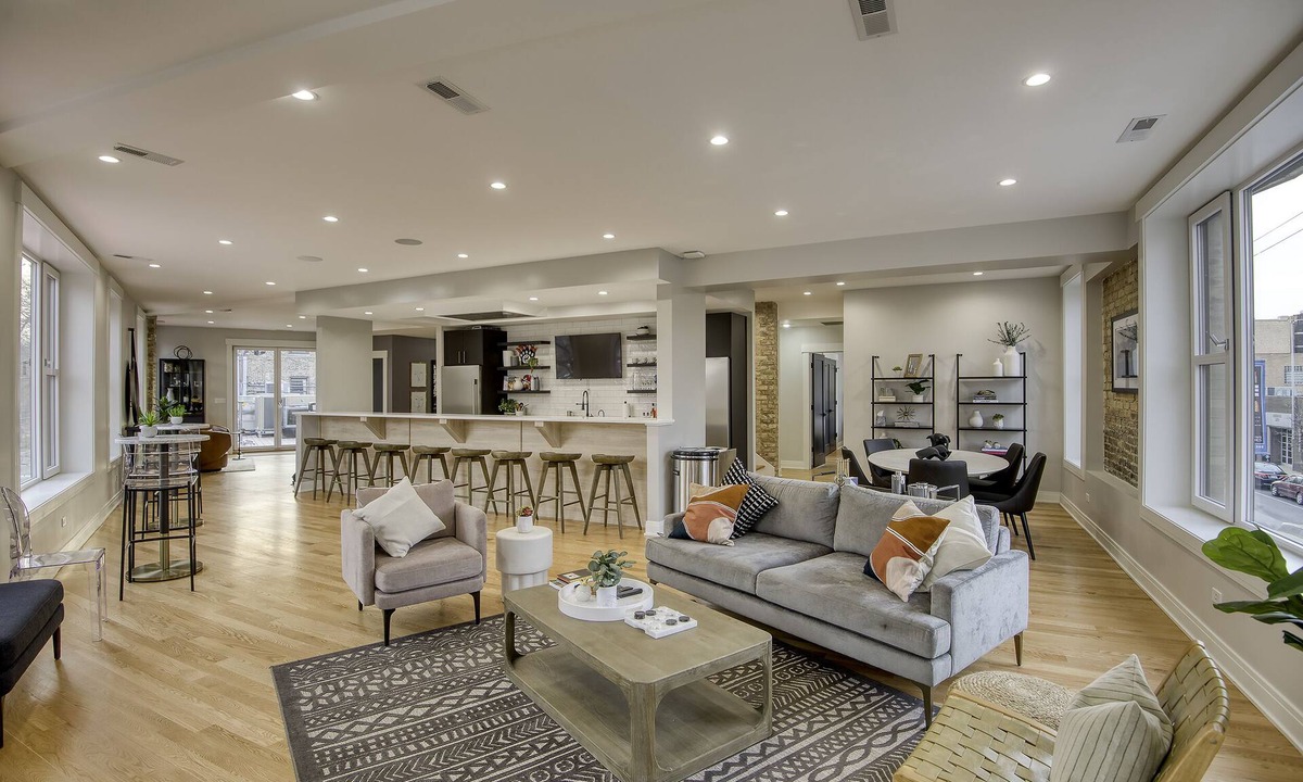 Wrigleyville Apartment | "Holy Cow"! 4bed 4bath Duplex Penthouse w/ 2,000 sqft Private Roof-Deck!