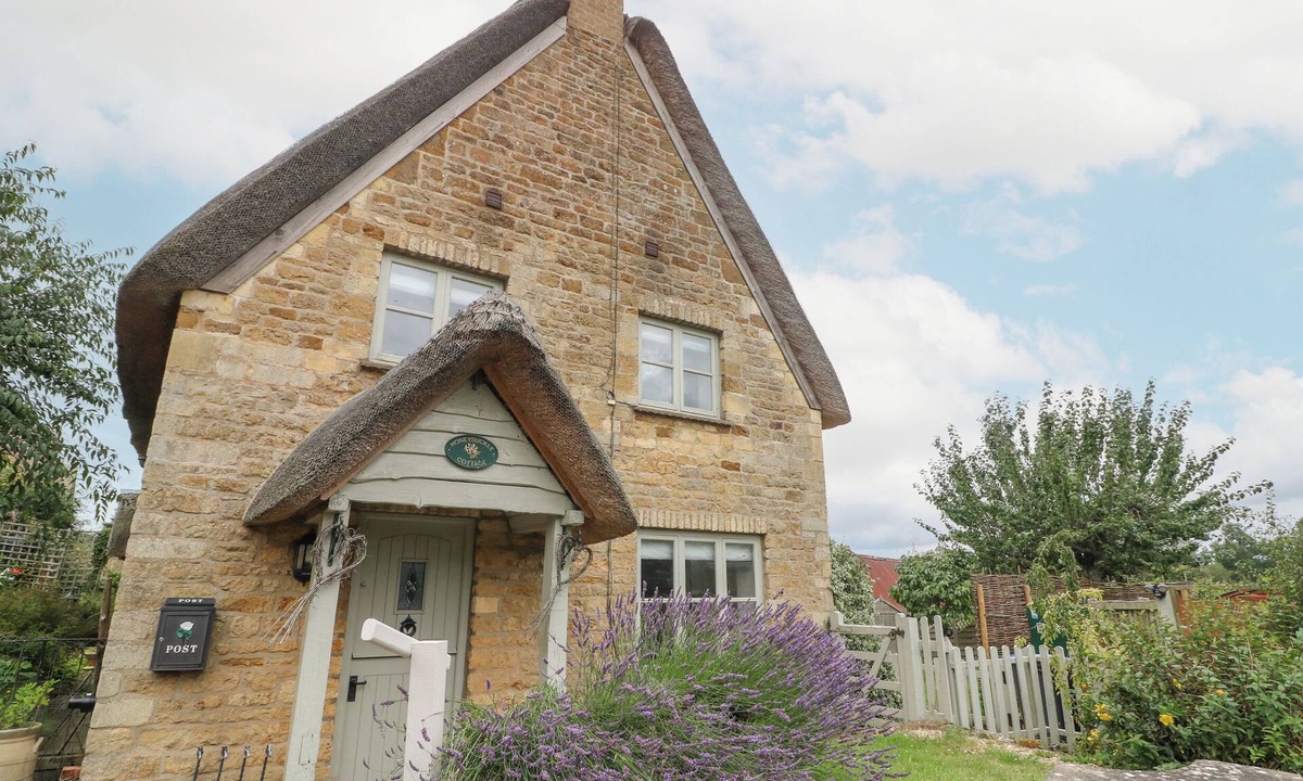 Whichford Cottage | HONEYSUCKLE COTTAGE (BRAILES), pet friendly, with a garden in Brailes