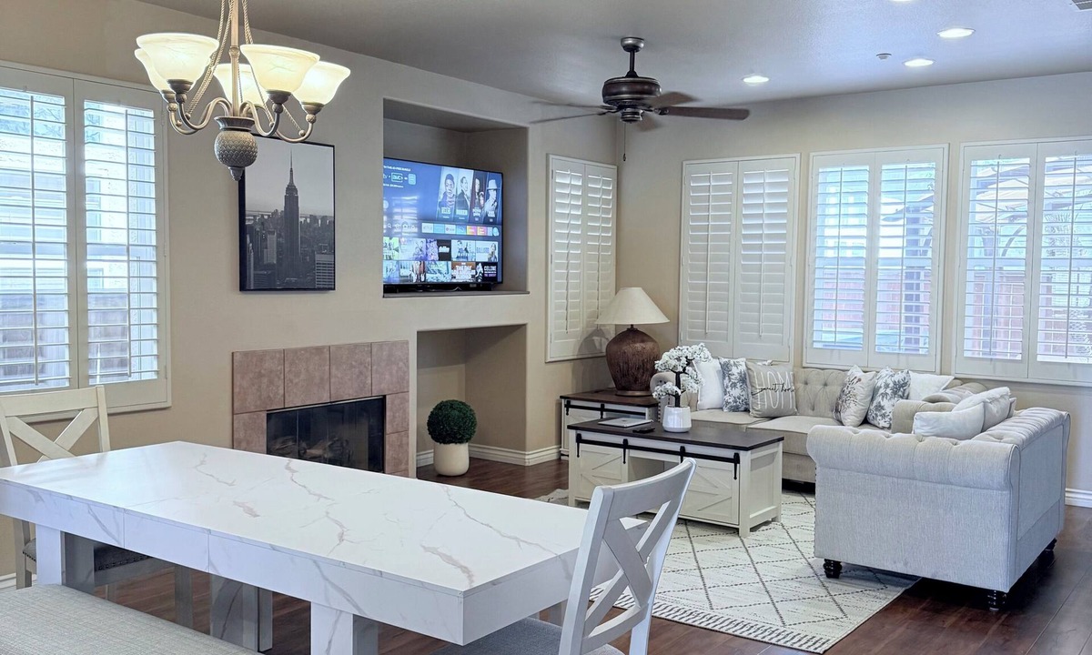 Oxnard House | Hot Tub + Comfy 3Bedroom/3Bath + 8 miles 2 Beach.