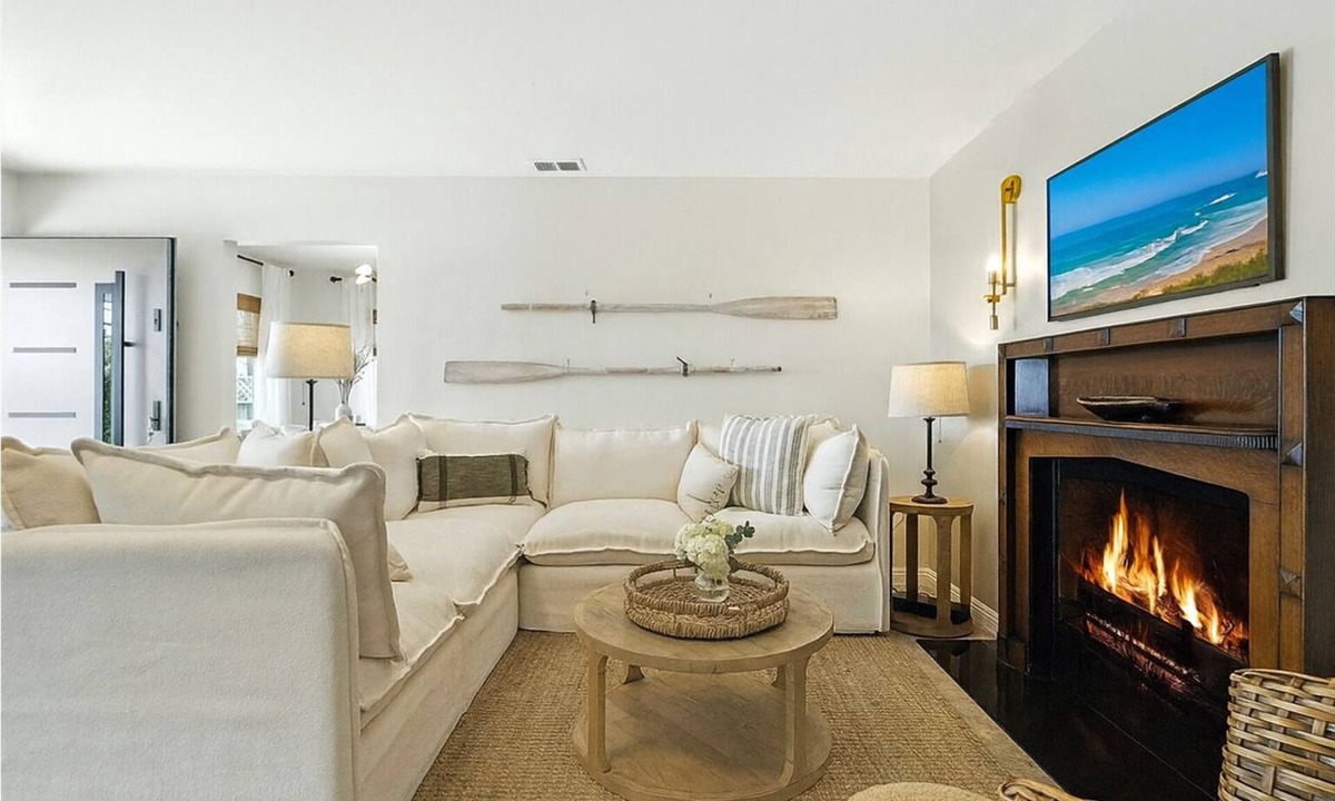 The Mesa House | Hot tub, gym, walk to restaurants, central AC