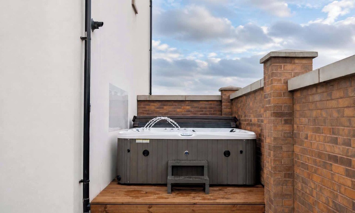 Danderhall House | Hot Tub - Parking - Edinburgh Shawfair-Nr Hospital
