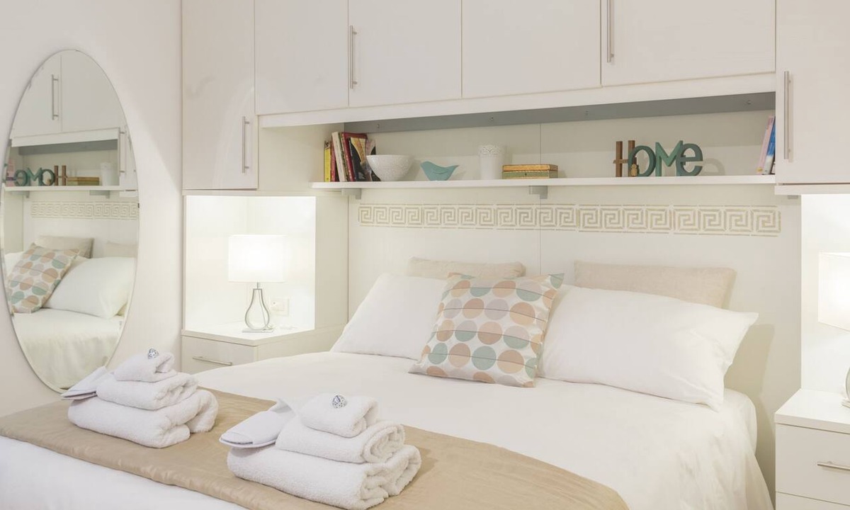 Historic Center Apartment | House Letizia TWO bright historical center at the two towers