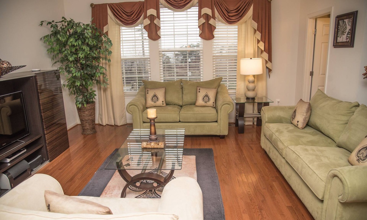 Maryland City House | House of Cardz- comforts of home by LLOYD SUITES